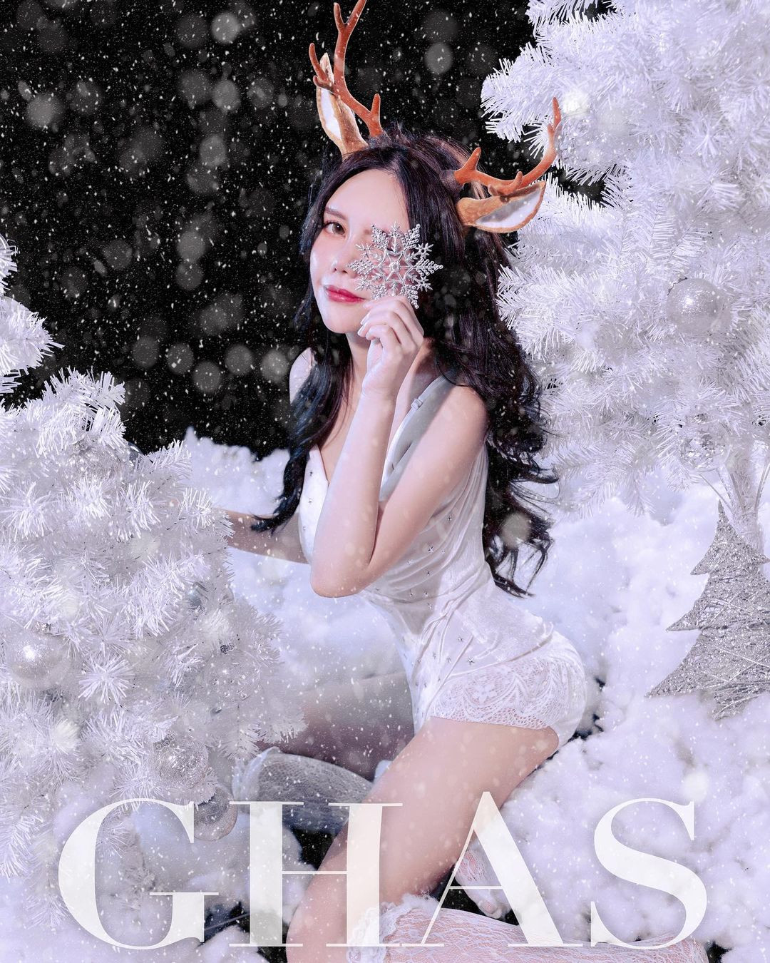 Từ sau khi gia nhập công ty người mẫu, Quân Quân thường không keo kiệt khi phô diễn những đường cong nóng bỏng.