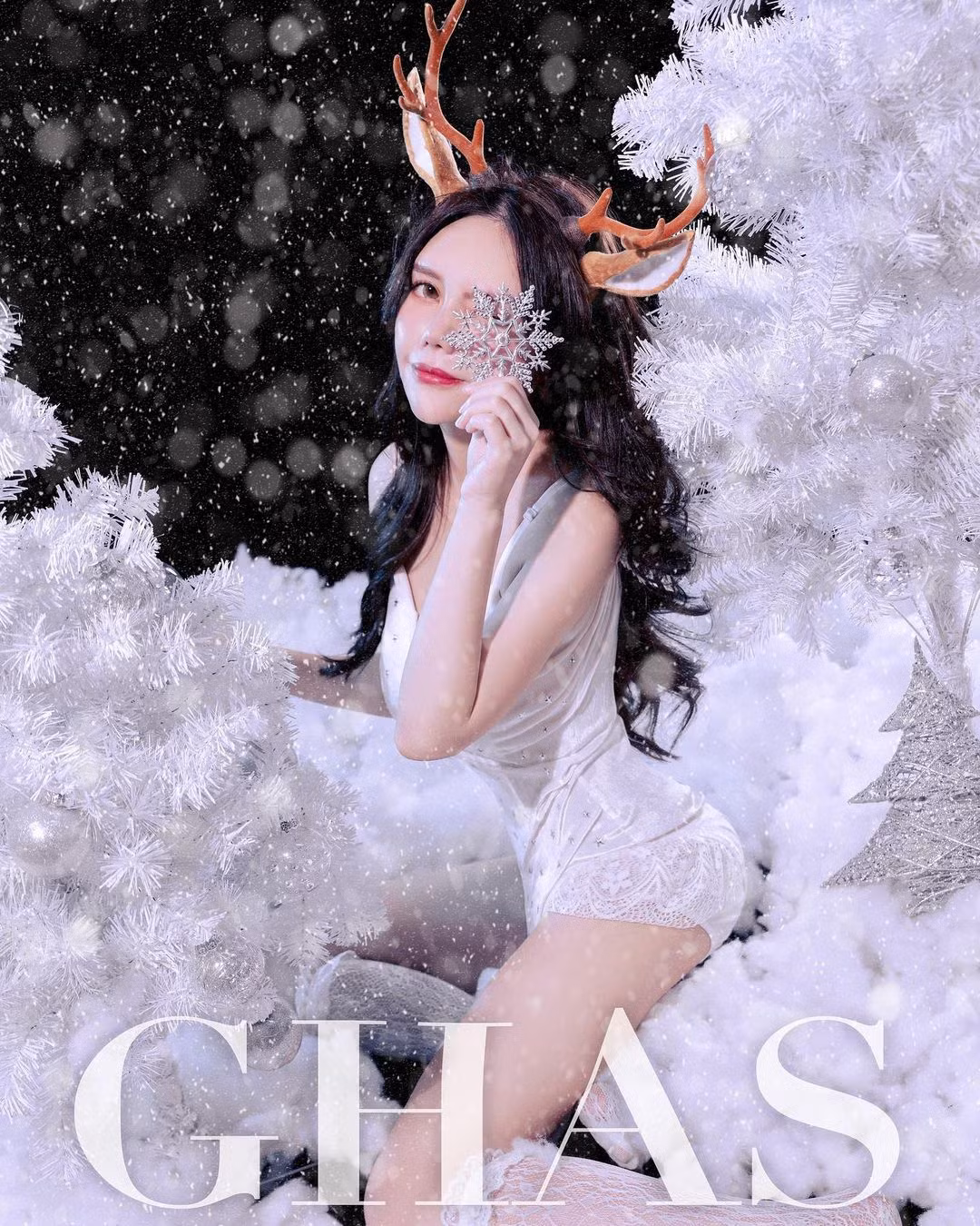 Từ sau khi gia nhập công ty người mẫu, Quân Quân thường không keo kiệt khi phô diễn những đường cong nóng bỏng.