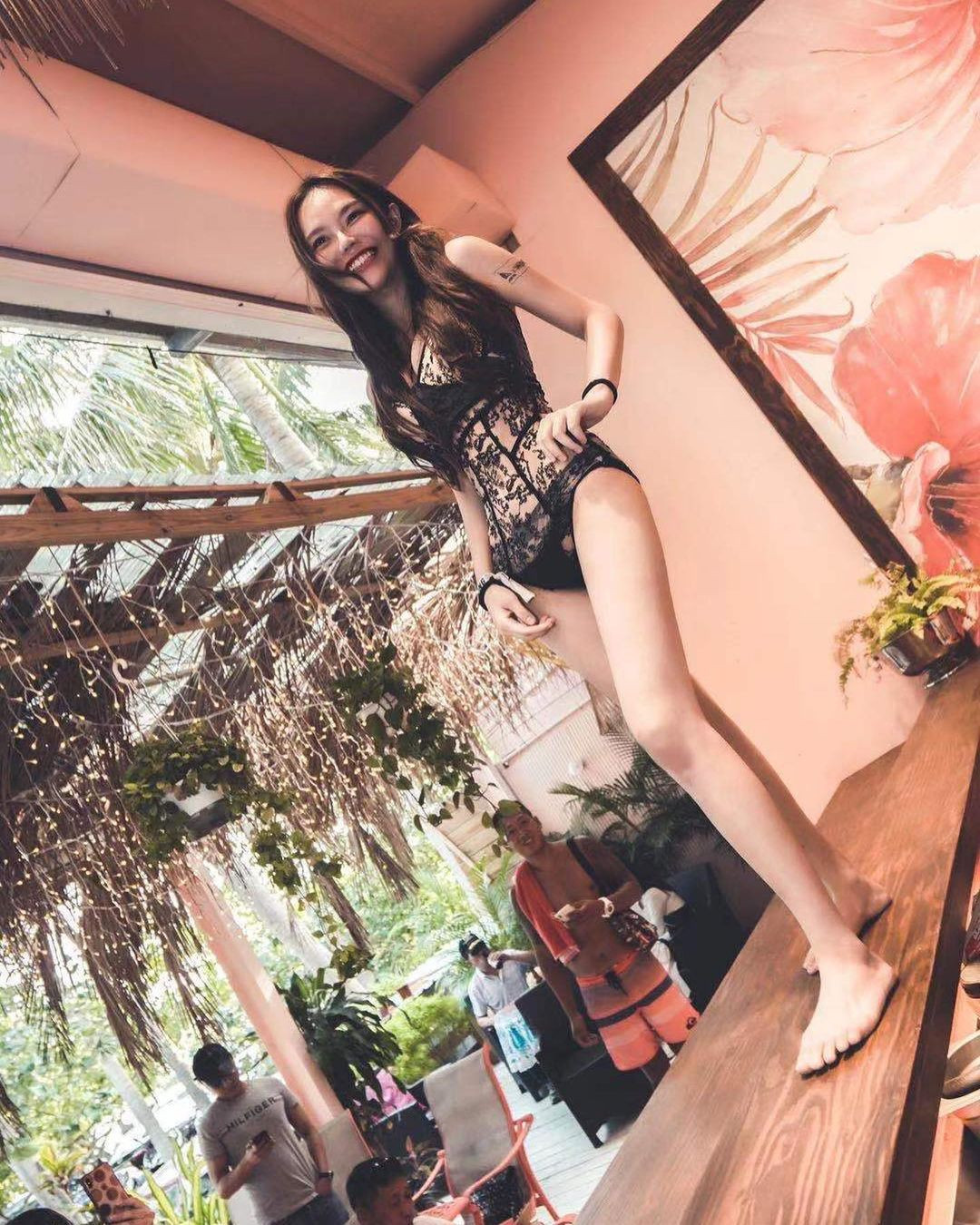 Được biết, Quân Quân là một hot girl, người mẫu khá có tiếng. Cô nàng hiện đã gia nhập công ty người mẫu JKF và rất được o bế.