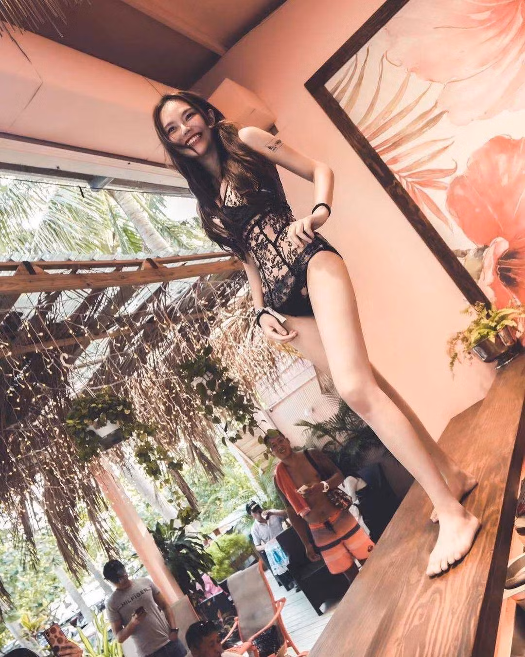 Được biết, Quân Quân là một hot girl, người mẫu khá có tiếng. Cô nàng hiện đã gia nhập công ty người mẫu JKF và rất được o bế.