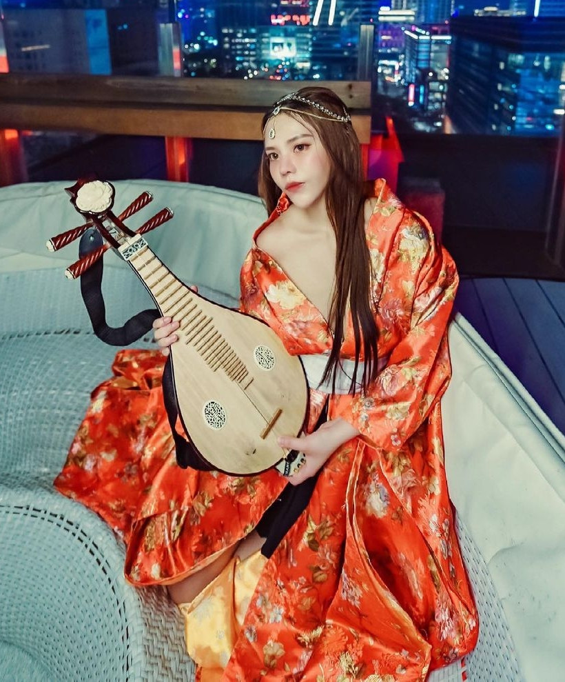 Cô nàng bạo dạn hơn, phong cách thời trang cũng biến đổi liên tục, khoe khéo nhan sắc và dáng vóc.