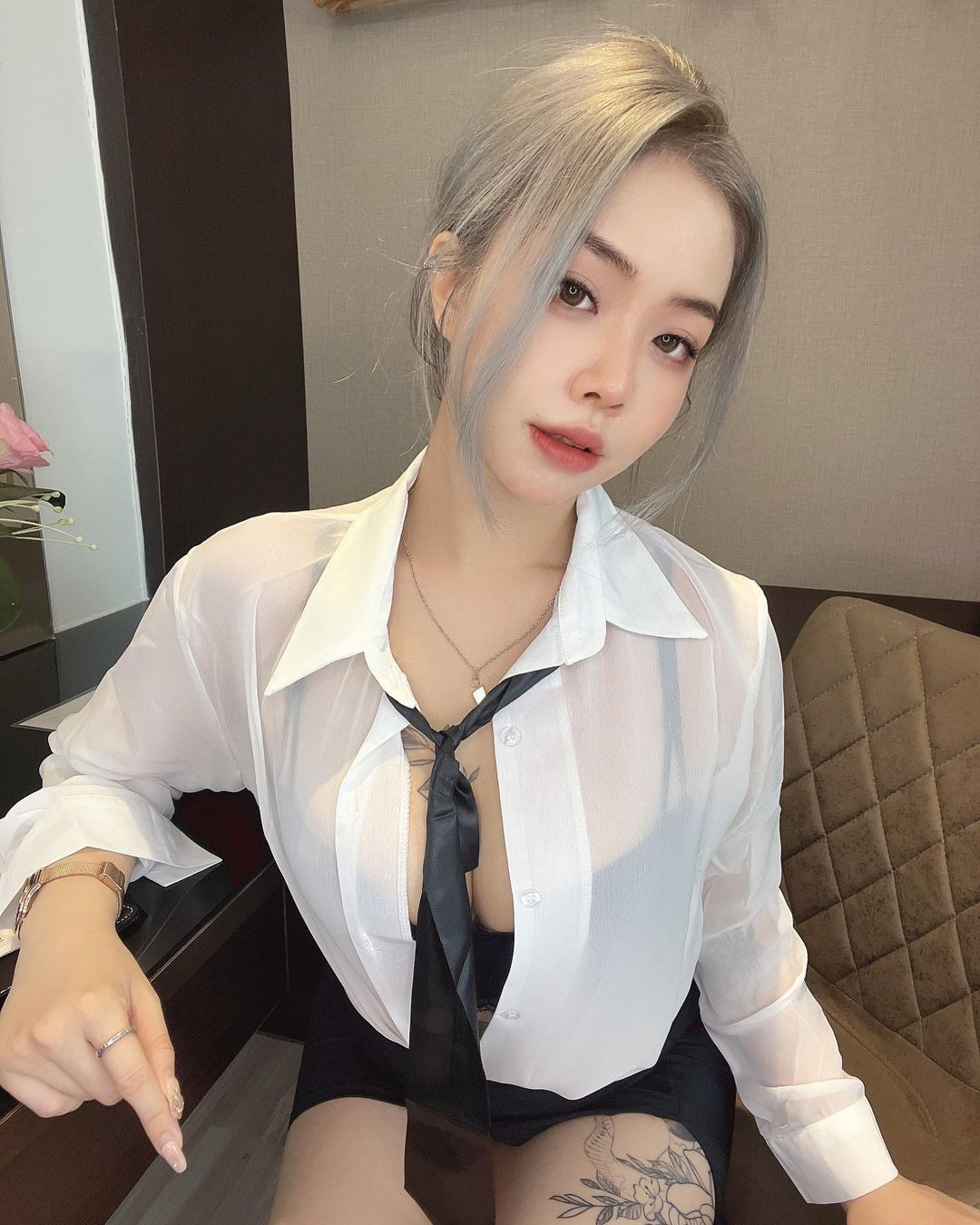 Cô nàng sở hữu những đường nét trên khuôn mặt rất đẹp và thanh tú, chưa kể đến thân hình gợi cảm, khiến mọi người muốn ngắm không rời mắt.