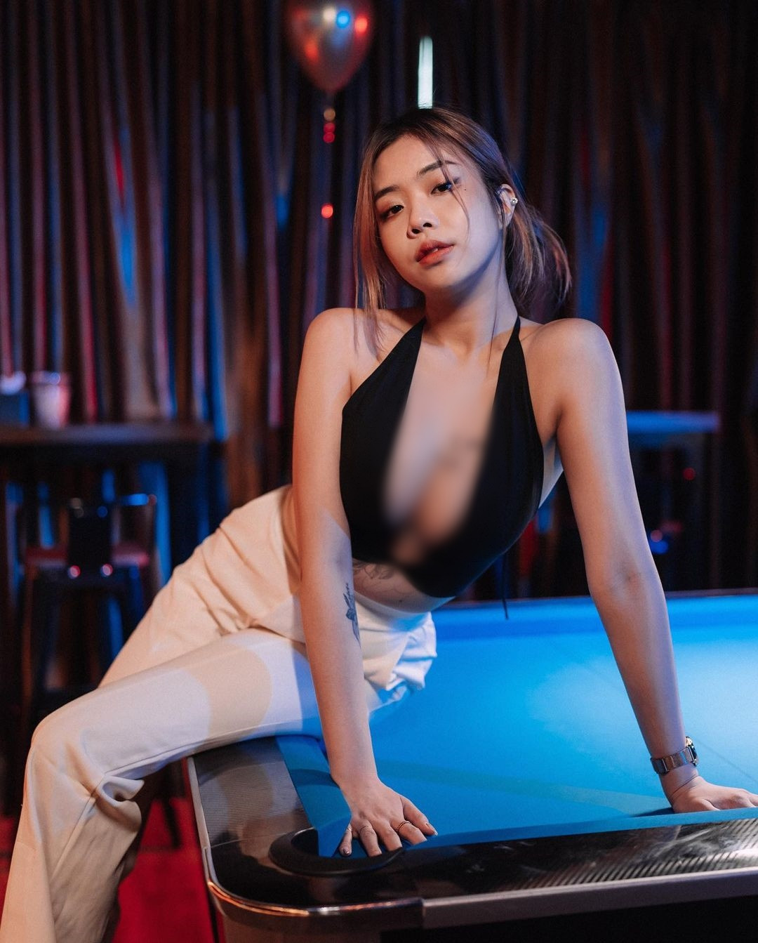 Hơn nữa, cô nàng cũng không giống những hot girl khác gầy tong teo mà ngược lại, vẻ đẹp của Ngải Oa căng tràn sức sống.