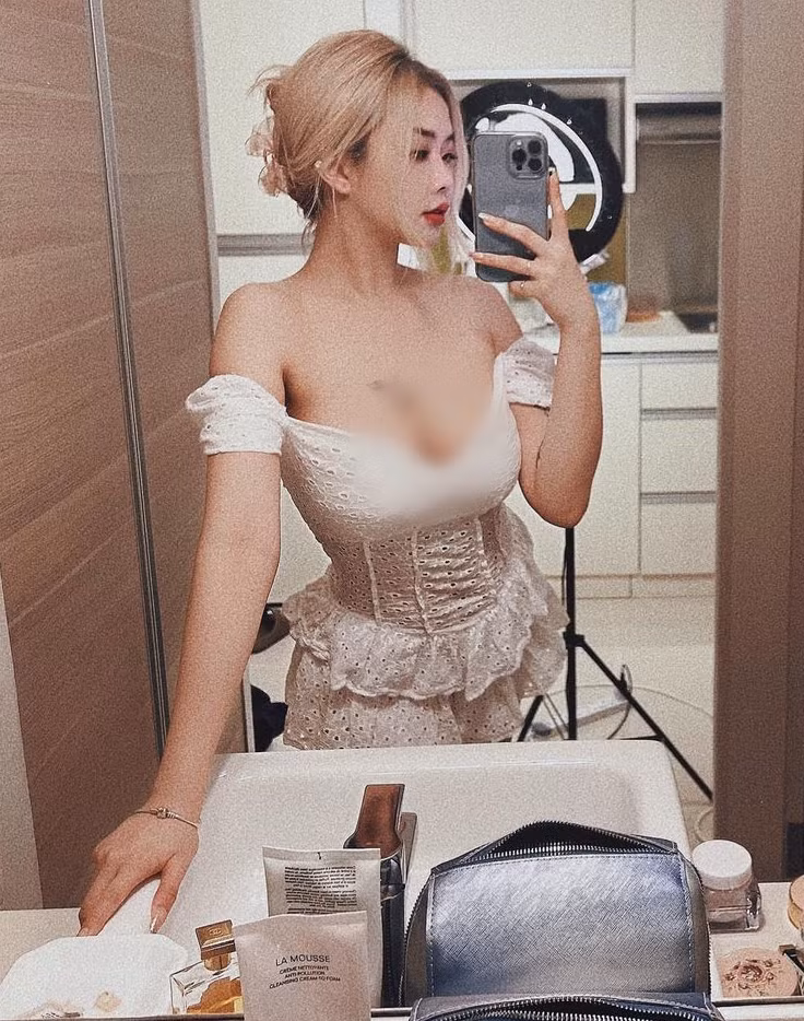 Theo nhiều người, vẻ đẹp của Ngải Oa thực sự rất tự nhiên, không có dấu vết dao kéo. Nhìn qua hay nhìn kỹ cũng không thấy giả tạo.