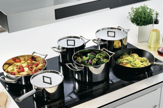 Cuối cùng, dùng chất tẩy rửa mạnh đối với nồi inox hại không kém. Khi dùng chất tẩy rửa có chất kiềm và chất oxy hóa mạnh để vệ sinh thì các dụng cụ sẽ biến dạng và bề mặt bị hư hỏng.