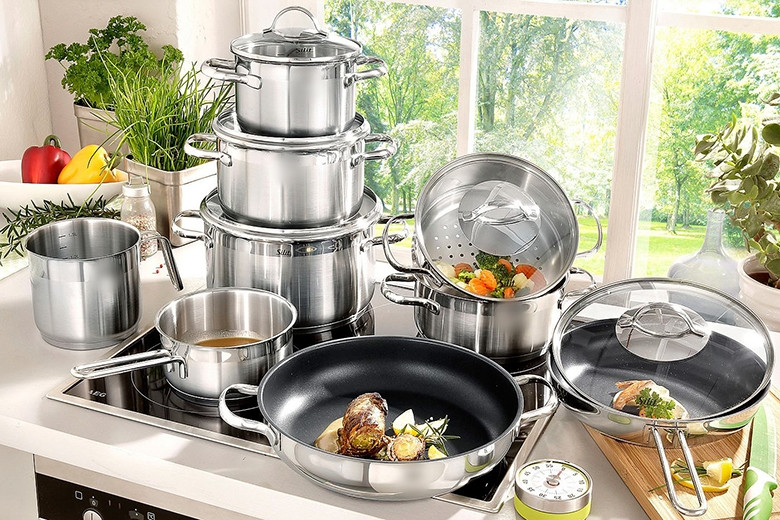 Đầu tiên là sử dụng các loại nồi, chảo inox rẻ tiền, những loại này thường làm từ inox 201 và 202. Đây là loại nồi inox có khả năng thôi nhiễm mangan hay nhiều kim loại nặng khác.