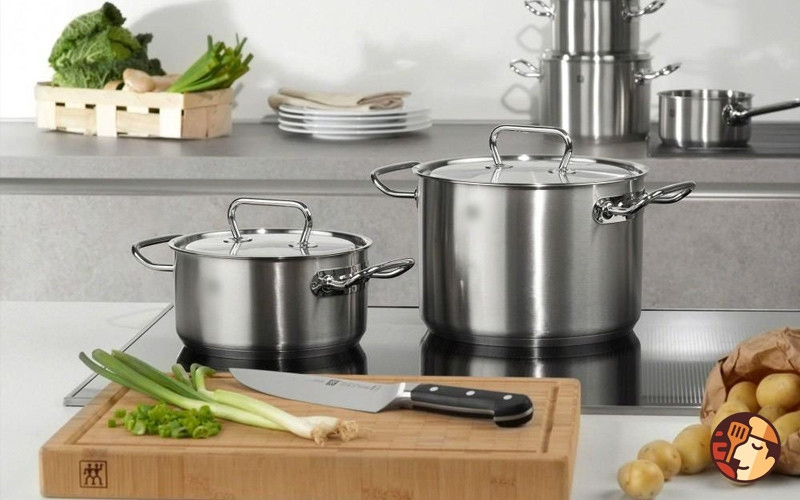 Ngoài ra, nghĩ là inox không gỉ nên nhiều người dùng nồi inox để nấu, đựng đồ chua. Họ không biết axit trong nước chua sẽ làm tan nhanh các kim loại nặng còn tồn dư từ inox, đặc biệt là asen, đồng, chì, thủy ngân. Đây đều là các chất có hại cho cơ thể.