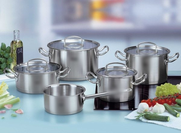 Thế nhưng, hiện nay, trên thị trường có những loại xoong nồi inox kém chất lượng, bị pha nhiều tạp chất hoặc được mạ kim loại nặng, cùng với việc sử dụng không đúng cách như chà xát, tẩy rửa không đúng cách.