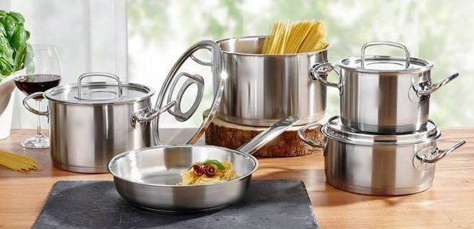 Khi dùng để nấu nướng, đựng thực phẩm, chúng sẽ ngấm chất độc vào thực phẩm, gây tích tụ kim loại nặng trong cơ thể, từ đó dễ dẫn đến nhiều căn bệnh nguy hiểm.