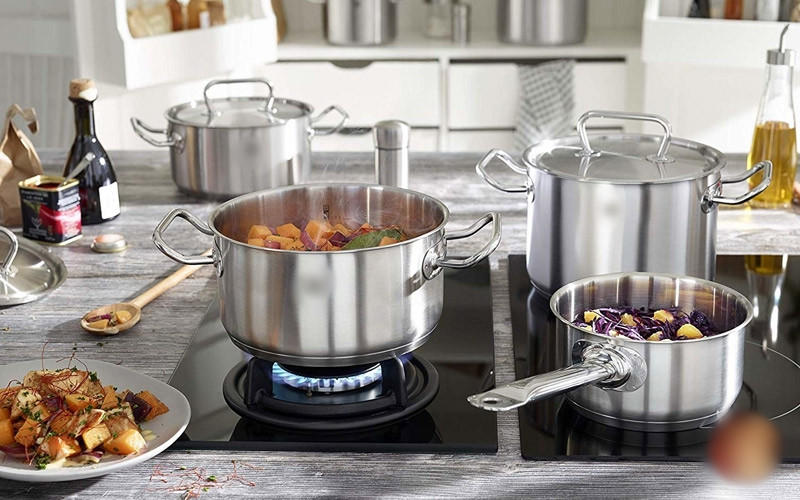 Dùng nồi inox đun thuốc bắc cũng là một sai lầm nghiêm trọng. Trong thuốc bắc có chứa nhiều thành phần kiềm sinh vật, acid hữu cơ… trong điều kiện sinh nhiệt, thuốc bắc sẽ có những phản ứng hóa học với inox, khiến thuốc bắc mất tác dụng. Trong điều kiện nhiệt lớn, thậm chí có thể sinh ra các chất độc hại.