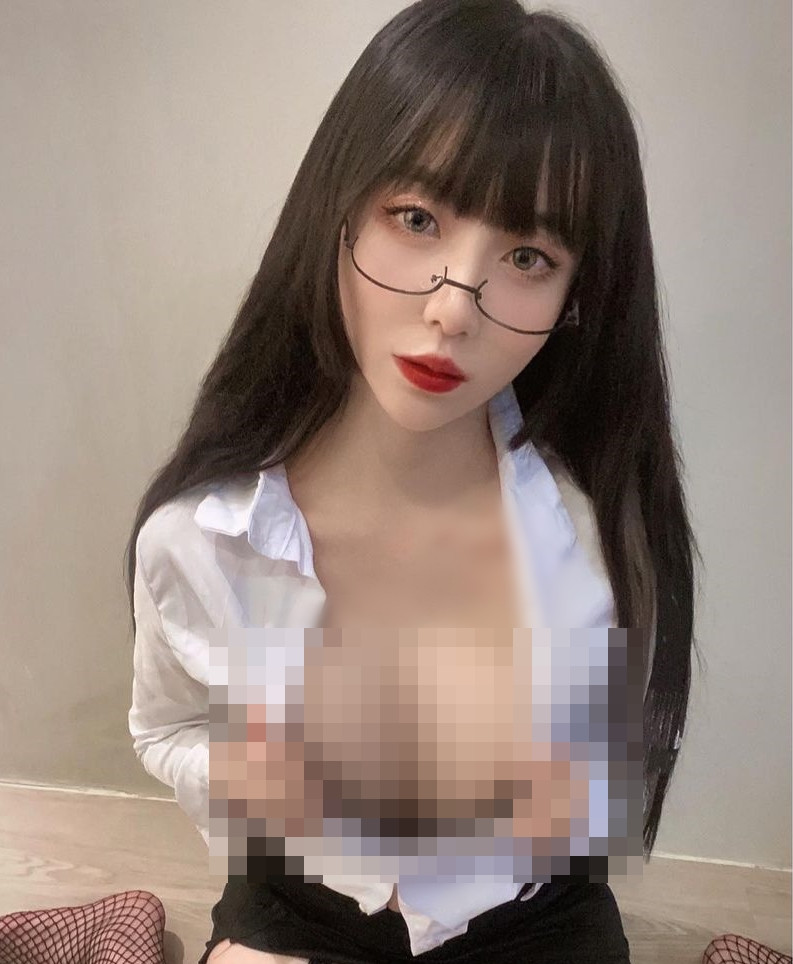 Đường Đường cũng từng bị "ném đá" dữ dội khi ăn mặc theo phong cách thư ký và có màn xé áo khoe vòng một cực kỳ phản cảm.