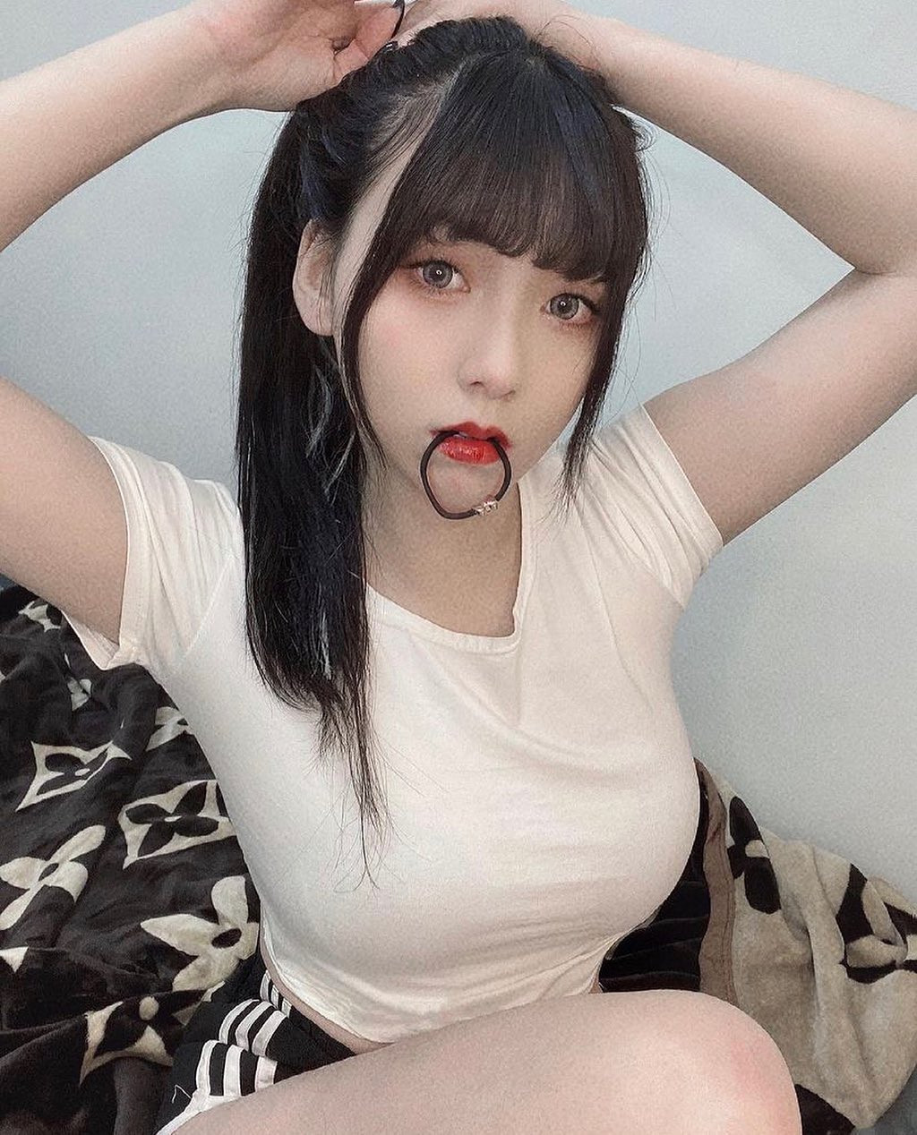 Theo tìm hiểu, đó là hot girl Đường Đường, còn gọi là Candy. Cô nàng tự hào có vòng một cup F nên thường chọn đồ bó sát, cắt xẻ táo bạo.