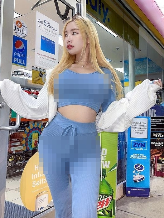 Cô nàng diện một bộ đồ tập bó sát màu xanh dương, xuất hiện tại nơi công cộng với dáng vẻ xinh đẹp vốn có. Thế nhưng, bộ đồ tập này lại để lộ những điểm nhạy cảm trên cơ thể của hot girl, nhiều người phải ngượng ngùng quay đi.