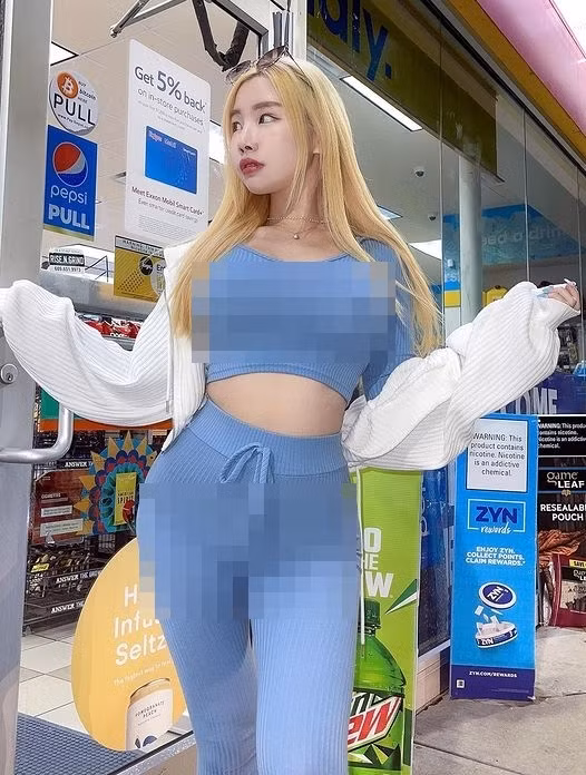 Cô nàng diện một bộ đồ tập bó sát màu xanh dương, xuất hiện tại nơi công cộng với dáng vẻ xinh đẹp vốn có. Thế nhưng, bộ đồ tập này lại để lộ những điểm nhạy cảm trên cơ thể của hot girl, nhiều người phải ngượng ngùng quay đi.