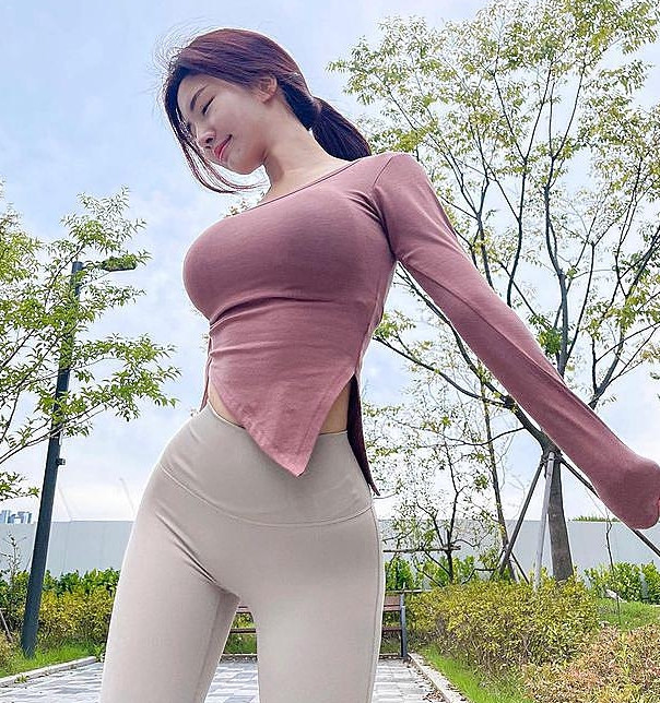 Thân hình chữ S đẹp hoàn mỹ giúp hot girl Yebin "đốn gục" trái tim của rất nhiều chàng trai. Các cô gái thì đem Yebin ra làm hình mẫu tập luyện.