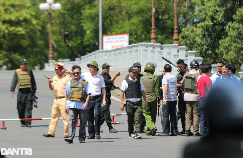 Nghi pham cuop tiem vang buong sung sau khi gap Pho Giam doc Cong an tinh-Hinh-2