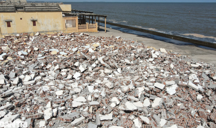 Trao đổi với Dân trí, đại diện UBND thị trấn Quất Lâm cho biết, chính quyền địa phương đã tuyên truyền, vận động các hộ kinh doanh tự giác tháo dỡ các công trình trên đất, hoàn trả lại mặt bằng sau khi đã hết hạn thuê đất tại khu du lịch biển Quất Lâm.