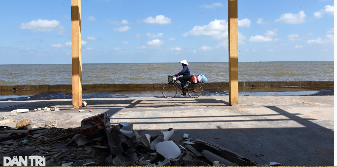 Sau một thời gian thực hiện, đến nay (28/7), lực lượng chức năng địa phương đã giải tỏa được 38/113 ki ốt. Theo lộ trình đề ra, ngày 30/10 tới, công tác giải tỏa các ki ốt ven biển này sẽ hoàn thành.