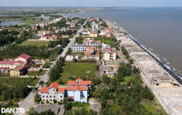 Quyết định số 2983 năm 2015 của UBND tỉnh Nam Định về việc phê duyệt Quy hoạch chung đô thị thị trấn Quất Lâm đến năm 2030, có nêu: "Các hộ kinh doanh sau khi hết thời hạn thuê đất sẽ dỡ bỏ dãy ki ốt nằm dọc bãi tắm để cải tạo thành công viên ven biển phục vụ vui chơi giải trí, kết hợp trồng cây xanh chắn gió, chắn cát, chắn sóng cho bãi tắm". Vì vậy, ngày 31/8/2021, UBND thị trấn Quất Lâm đã ban hành kế hoạch giải tỏa những ki ốt của đã hết hạn thuê đất tại khu du lịch Quất Lâm.