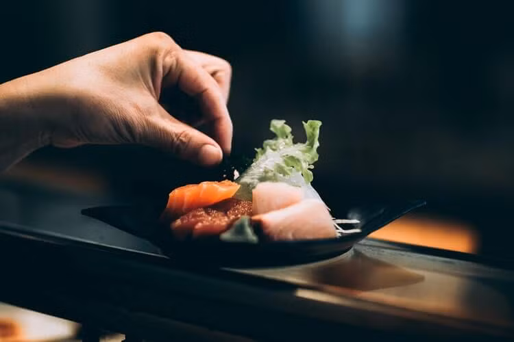 Khi ăn sushi, bạn nên dùng tay, không sử dụng đũa. Ảnh: HE.