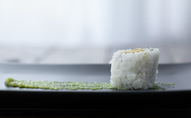 Khi món sushi mới được "phát minh", cá được bọc trong cơm nhằm mục đích mang lại hương vị độc đáo, kéo dài thời gian sử dụng và bảo vệ nó khỏi côn trùng. Khi ăn, người ta sẽ bỏ phần cơm này. Để tránh lãng phí, cơm trộn giấm của món sushi sau này được ăn cùng với loại hải sản đi kèm. Ảnh: HE.