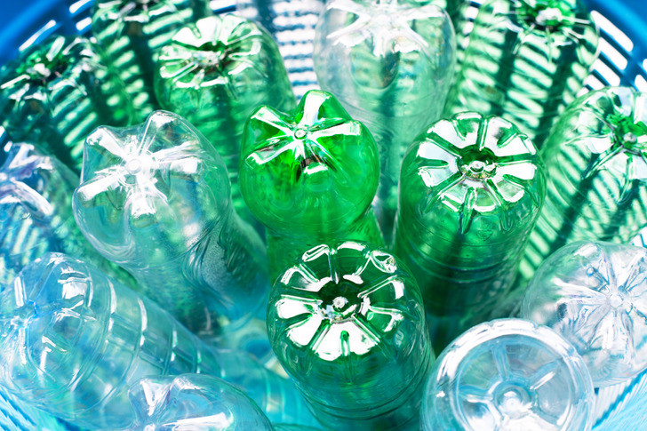 9. Hầu hết đáy chai nước giải khát được thiết kế hình bông hoa năm cánh lồi. Thiết kế này không hẳn cho mục đích trang trí, mà thực tế là giúp phân tán áp suất bên trong đồ uống có ga, tránh "vỡ" chai. Với những chai nước không chứa ga, thiết kế giúp tăng ổn định cho chai khi đứng.