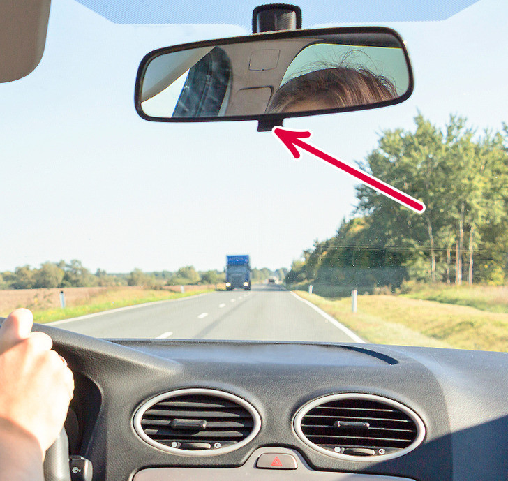 4. Nút chỉnh gương chiếu hậu: Nút phía dưới gương chiếu hậu trên ô tô dường như không được mọi người chú ý. Thực tế, nút này có thể giúp chặn các chùm sáng khi bạn lái xe vào ban đêm bằng cách điều chỉnh góc độ.