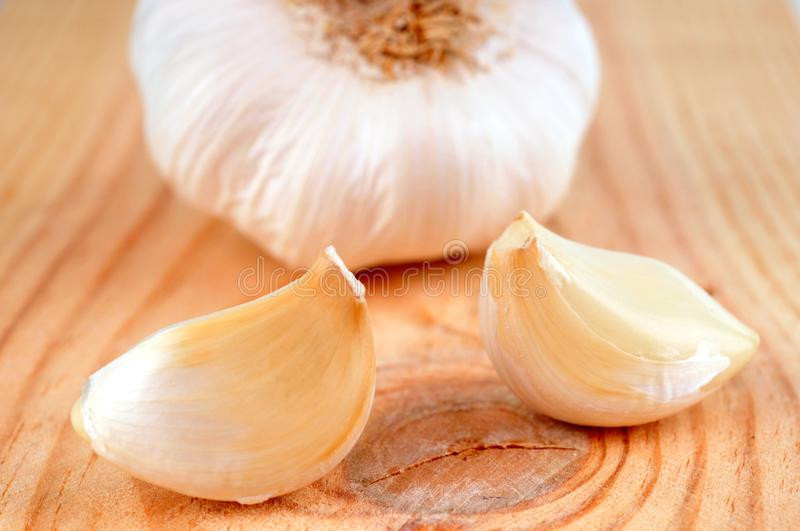 2. Ăn tỏi khi đang mắc bệnh về mắt: Trung y có câu: "Tỏi có trăm cái lợi, duy chỉ hại con mắt". Tỏi có một phần thành phần gây kích thích màng nhầy và mô kết mạc của mắt, khiến tình trạng trở nên tồi tệ hơn. Vì vậy, những người thị lực yếu và đang mắc các bệnh về mắt được khuyến cáo nên hạn chế ăn tỏi. Ảnh: DT.