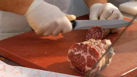 Để mua thịt bò ngon, bạn nên chọn hàng nào có thịt đỏ tươi (không phải đỏ sậm), khi ấn tay vào thịt có sự đàn hồi tốt, sờ vào thịt không lạnh. Ảnh: BBC.