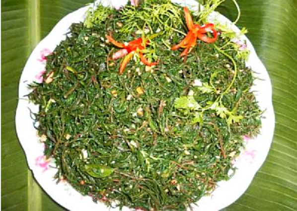 Món nộm rau nhót, trong đó rau nhót trộn cùng chút rau thơm, lá chanh, đường, ớt và lạc vừng rang, cũng được nhiều người yêu thích. Ảnh: Dulichvn.