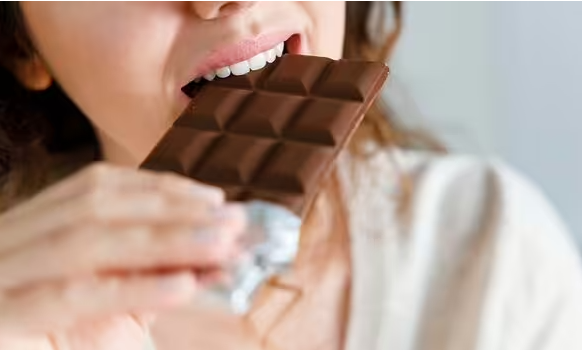 2. Sô cô la đen: Sau một đêm ngủ không ngon giấc, cảm giác uể oải giữa trưa tồi tệ hơn nhiều so với những ngày bình thường khác. Lúc này, sô cô la đen có thể đáp ứng cơn thèm ngọt, đồng thời giúp bạn tỉnh táo hơn. Ảnh: Getty. 