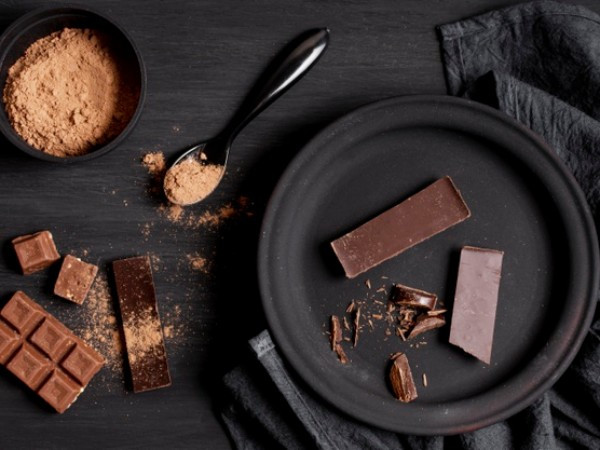"Sô cô la đen chứa một lượng lớn ca cao, giúp tăng cường năng lượng cũng như tăng cường sự tập trung", Bed Kingdom nhấn mạnh. Ảnh: Boldsky. 