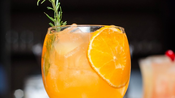 "Cam chứa đủ lượng đường để cung cấp năng lượng nhanh chóng cho bạn. Thậm chí uống nước cam thay vì ăn trái cây cũng có thể tăng cường trí nhớ và khả năng tinh thần của bạn trong ngày", chuyên gia cho hay. Ảnh: Boldsky. 