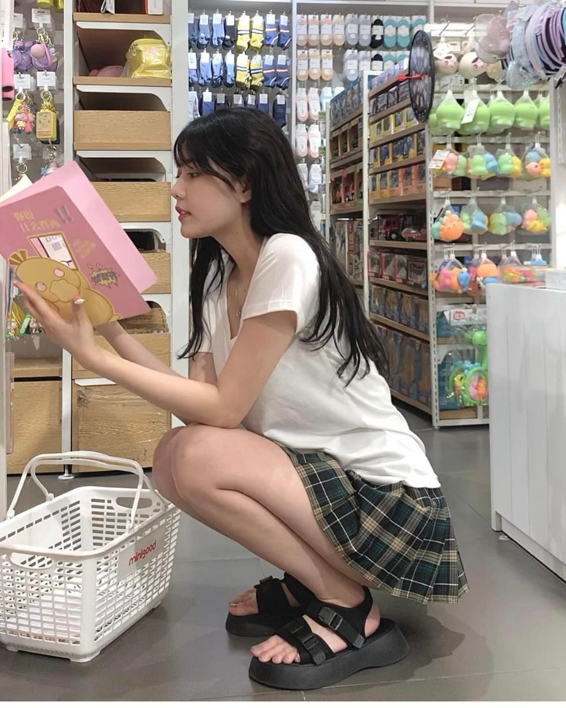 Những chiếc váy mini là hot item không thiếu trong tủ đồ của hội chị em, không chỉ giúp người mặc tôn đôi chân dài triệt để, váy ngang đùi còn là tuyên ngôn về sự tự do của phái đẹp trước những lề thói xưa cũ. Ra đời cách đây hàng nghìn năm, thiết kế nhỏ nhắn này được coi là sáng kiến vĩ đại trong lịch sử thời trang. Đến nay, váy mini vẫn giữ một vị thế vững chắc trong lòng phụ nữ, là món đồ không thể thay thế với họ. 