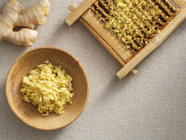 Giảm đau cơ: Ăn gừng hàng ngày có thể làm dịu cảm giác đau cơ, tê nhức chân tay. Ảnh: Boldsky.