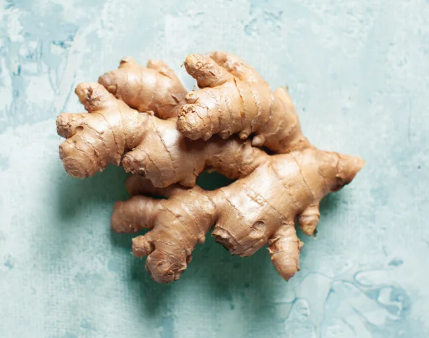 Giảm đau bụng kinh: Gừng đóng vai trò tương tự như thuốc giảm đau, có thể giúp giảm cơn đau bụng kinh của bạn. Ảnh: HL.