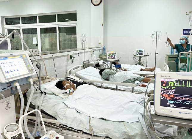 Liên quan đến tình hình sức khỏe của các bệnh nhân, Báo Tin Tức dẫn lời đại diện Bệnh viện Chợ Rẫy ngày 20/3 cho biết, trong số 3 bệnh nhân bị ngộ độc botulinum mức độ nặng, 2 bệnh nhân được tiên lượng cải thiện khá, một trường hợp nặng nhất tuy có cải thiện nhưng tiên lượng còn dè dặt. Ảnh: BVCC.