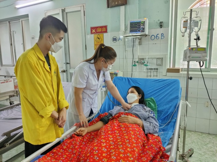 Hồi tháng 8/2022, Khoa Hồi sức tích cực - Chống độc Bệnh viện đa khoa tỉnh Tuyên Quang tiếp nhận bệnh nhân Bùi Thị Hồng K. 40 tuổi, trú tại thành phố Tuyên Quang. Chị nhập viện do ngộ độc ấu tẩu. Ảnh: VTC News.