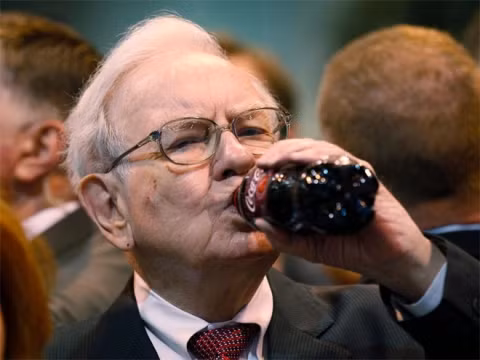 Đồ ăn hàng ngày của tỷ phú Buffett bao gồm 5 lon Coca, bim bim Cheetos và khoai tây chiên.