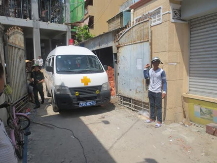 Đến 13h30 chiều cùng ngày, lực lượng chức năng đã đưa nạn nhân ra bên ngoài và đưa vào cấp cứu tại bệnh viện Lê Lợi (TP. Vũng Tàu). Theo thông tin ban đầu thì 2 nạn nhân là Dương Thanh Tuyền và bà Lê Kim Phụng (43 tuổi).