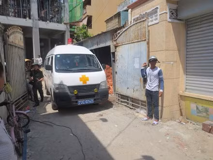 Đến 13h30 chiều cùng ngày, lực lượng chức năng đã đưa nạn nhân ra bên ngoài và đưa vào cấp cứu tại bệnh viện Lê Lợi (TP. Vũng Tàu). Theo thông tin ban đầu thì 2 nạn nhân là Dương Thanh Tuyền và bà Lê Kim Phụng (43 tuổi).