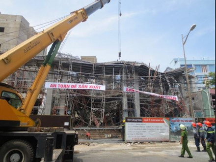 Cần cẩu hạng nặng được điều tới hiện trường để đưa các khối bê tông, sắt thép ra ngoài, phục vụ công tác cứu nạn