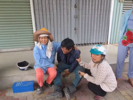 Những công nhân này may mắn ở bên ngoài vụ tai nạn, nhưng họ vẫn khóc thảm thiết vì người thân, bạn bè còn mắc kẹt bên trong.