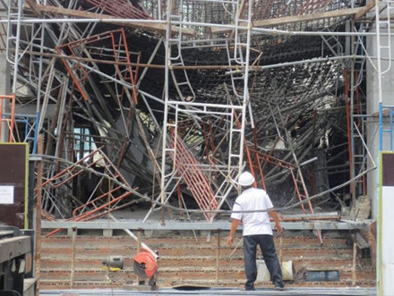 Thời điểm xảy ra vụ việc, việc đổ bê tông đã hoàn tất, các công nhân đi ra ngoài, chỉ còn lại một số công nhân ngồi nghỉ ở tầng dưới.