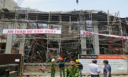 Tính đến 1h30 chiều ngày 11/6, lực lượng chức năng đã đưa được nạn nhân thứ 2 trong vụ sập giàn giáo tại công trình xây dựng nhà ở Kim Minh (số 22 Ba Cu, phường 1 TP. Vũng Tàu) ra bên ngoài hiện trường.