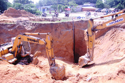 Gap be gai 7 tuoi roi xuong gieng sau vua duoc cuu song-Hinh-4