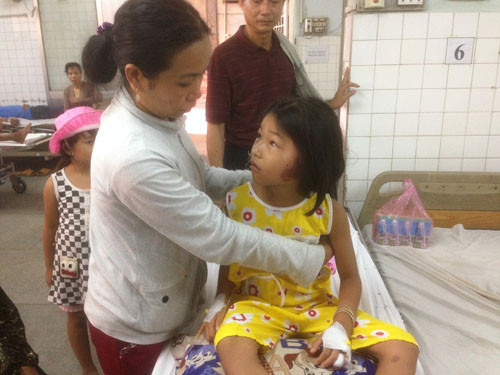 Gap be gai 7 tuoi roi xuong gieng sau vua duoc cuu song