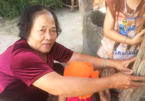 Gap be gai 7 tuoi roi xuong gieng sau vua duoc cuu song-Hinh-7