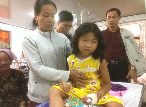 Gap be gai 7 tuoi roi xuong gieng sau vua duoc cuu song-Hinh-2