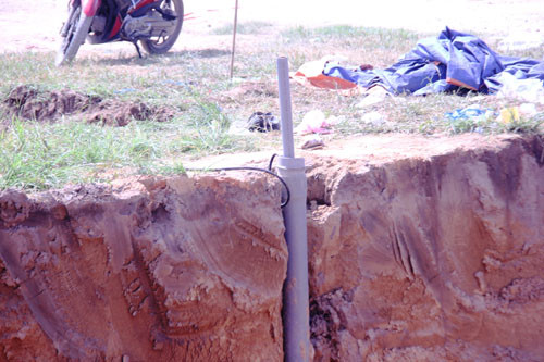 Gap be gai 7 tuoi roi xuong gieng sau vua duoc cuu song-Hinh-3